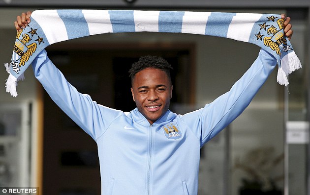 2A87979D00000578-0-Raheem_Sterling_poses_with_a_Manchester_City_scarf_after_complet-a-78_1437042401810